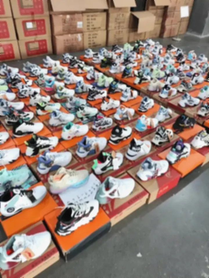 Zapatillas de Moda: Almacén con pares a la espera de revisión