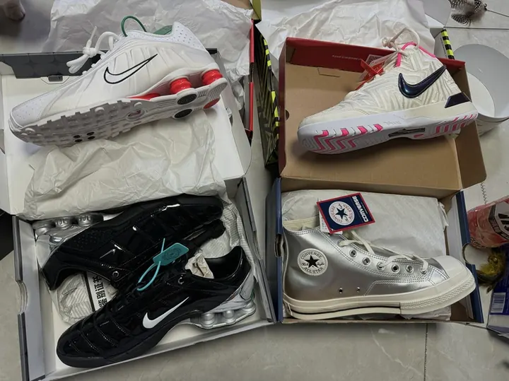 Zapatillas de Moda: Pares revisados en su caja antes del embalaje